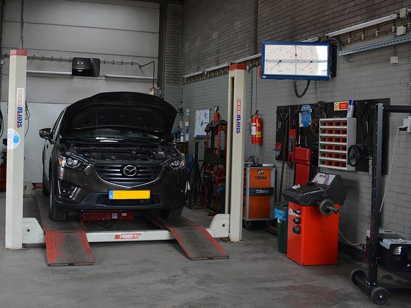 Garage Schreuder - Auto op de brug voor onderhoud en reparatie